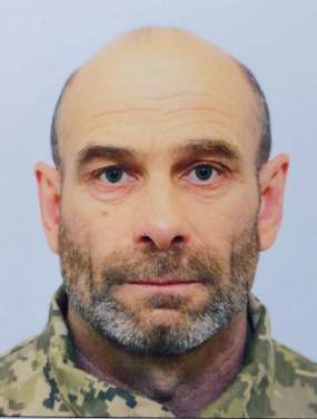 Проводжали на колінах,  зі сльозами на очах
